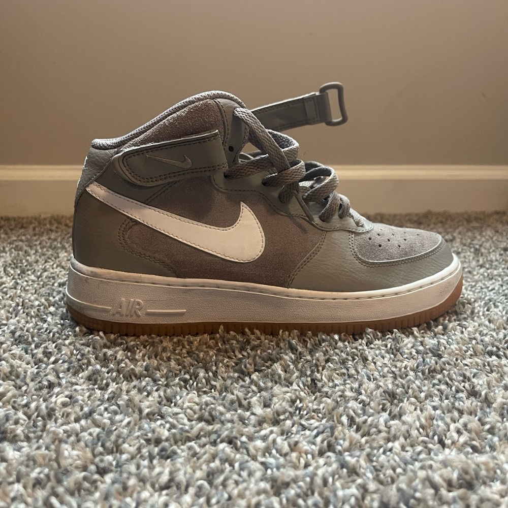 Grade school size 6.5 Nike